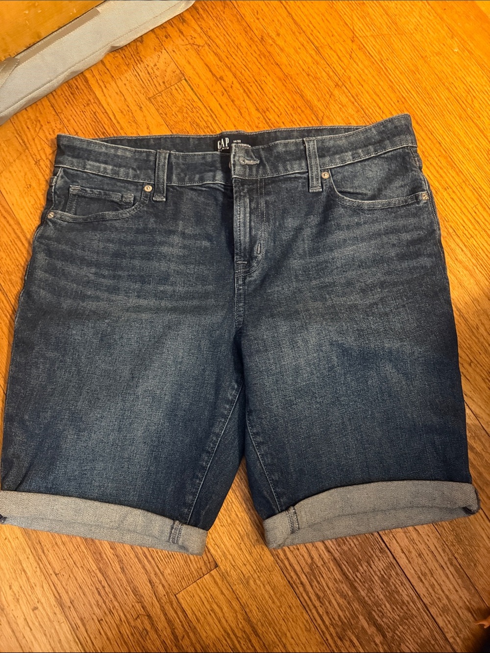 GAP Women’s 9” Bermuda Medium Dark Blue Rolled Cuff Denim Shorts Size 14/32